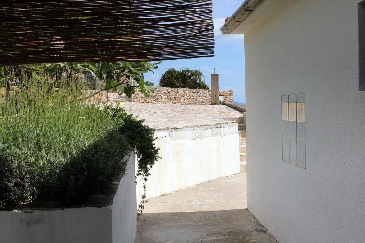 ילסה Apartments And Rooms With Parking Space Zavala, Hvar - 128 מראה חיצוני תמונה